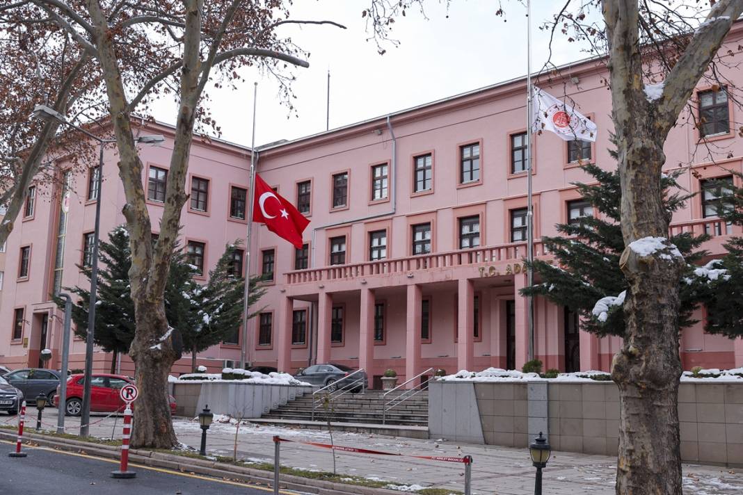 TBMM'deki bütün bayraklar yarıya indirilirken o bayrağa dokunulmadı! Bakın neden... 14